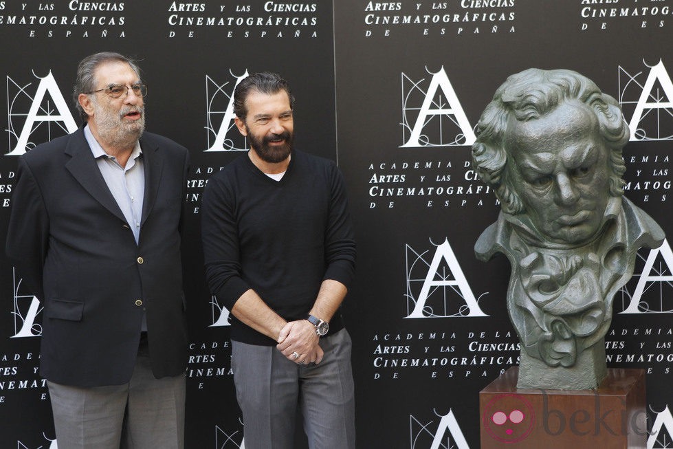 Antonio Banderas junto a Enrique González Macho en la rueda de prensa del Goya de Honor 2015