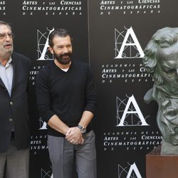 Antonio Banderas junto a Enrique González Macho en la rueda de prensa del Goya de Honor 2015
