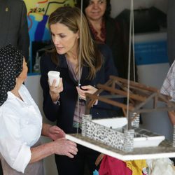 La Reina Letizia conversa con una lavandera pastilla de jabón en mano en Boal