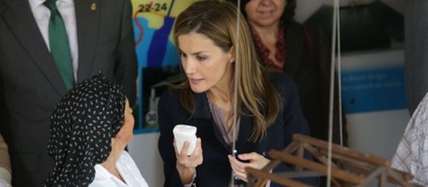 La Reina Letizia conversa con una lavandera pastilla de jabón en mano en Boal