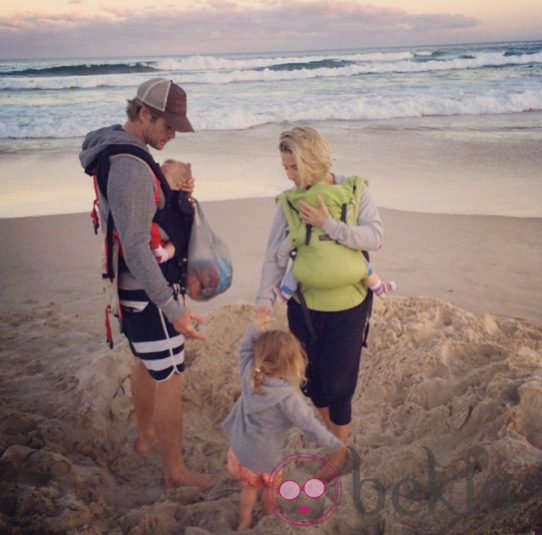Elsa Pataky y Chris Hemsworth en la playa con sus hijos India Rose, Tristan y Sasha