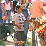 Gwen Stefani y su hijo Kingston visitando un huerto de calabazas en Moorpark, California