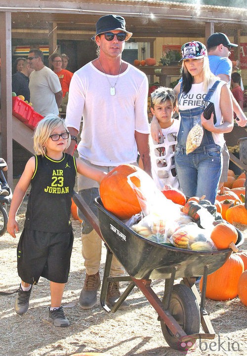 Gwen Stefani junto a su familia en un huerto de calabazas de Moorpark, California