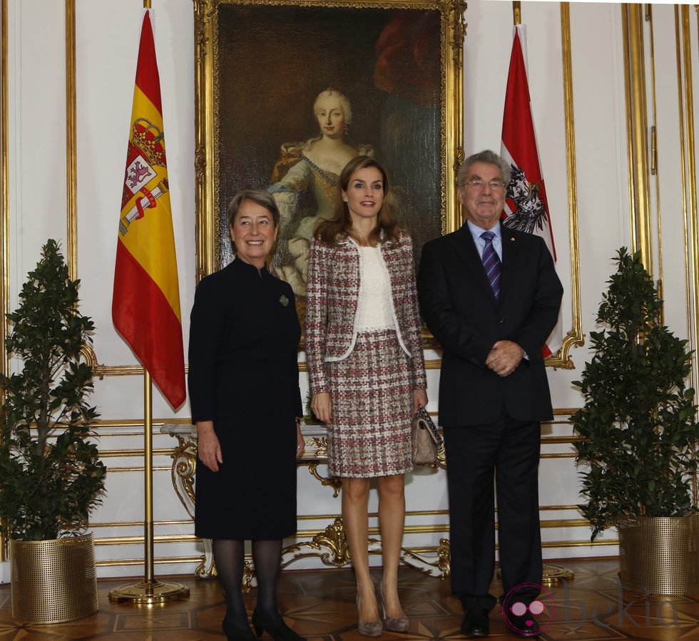 La Reina Letizia recibida por el Presidente de Austria y su mujer en Viena