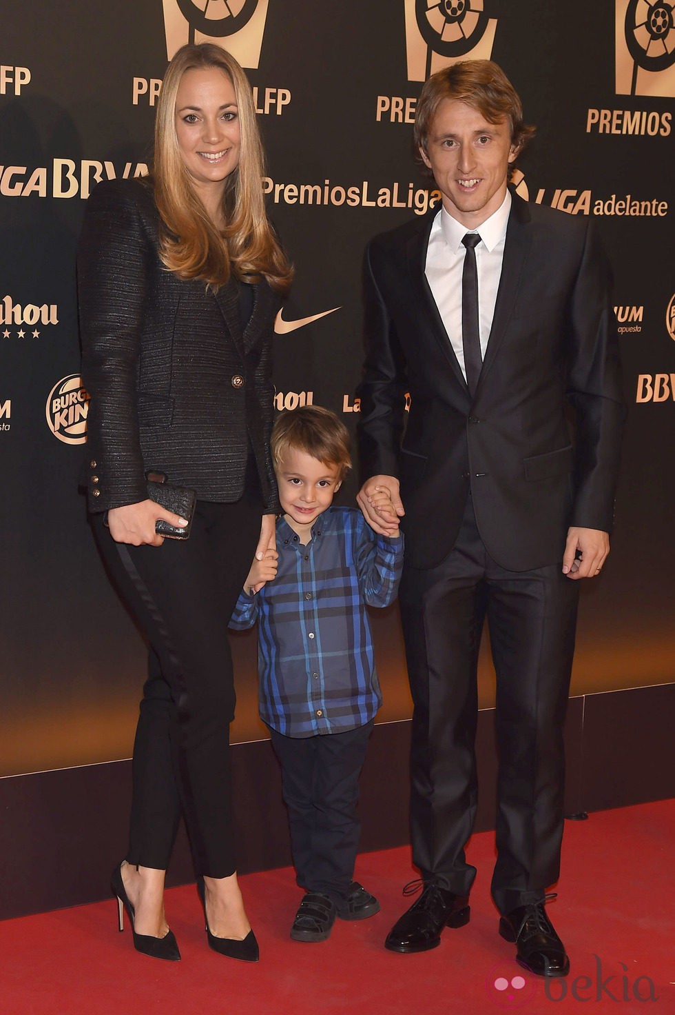 Luka Modric con su mujer y su hijo en la entrega de los Premios de la Liga de Fútbol Profesional 2014