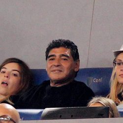 Diego Maradona y Rocío Oliva viendo un partido de fútbol en el Estadio Olímpico de Roma en 2013