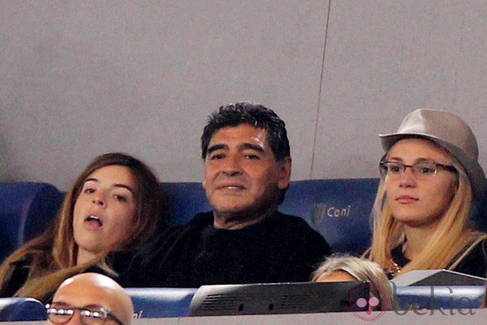Diego Maradona y Rocío Oliva viendo un partido de fútbol en el Estadio Olímpico de Roma en 2013