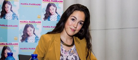 María Parrado, ganadora de 'La Voz Kids' firmando discos de su primer álbum en Madrid