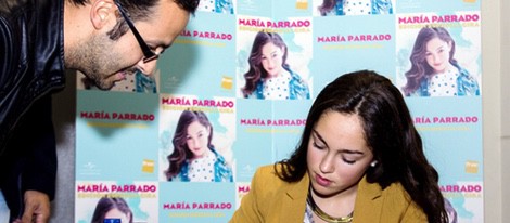 María Parrado atendiendo a sus fans en una firma de discos en Madrid