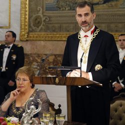El Rey Felipe ofreciendo un discurso en su primera cena de gala como Rey