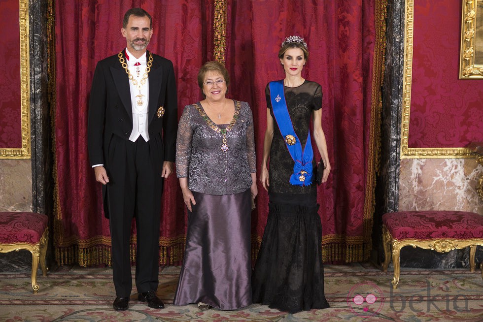 Los Reyes Felipe y Letizia con Michelle Bachelet en su primera cena de gala como Reyes
