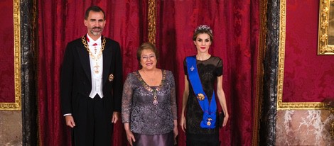 Los Reyes Felipe y Letizia con Michelle Bachelet en su primera cena de gala como Reyes