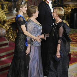 Rosa Díez saludando a los Reyes Felipe y Letizia y a Michelle Bachelet en la cena de gala