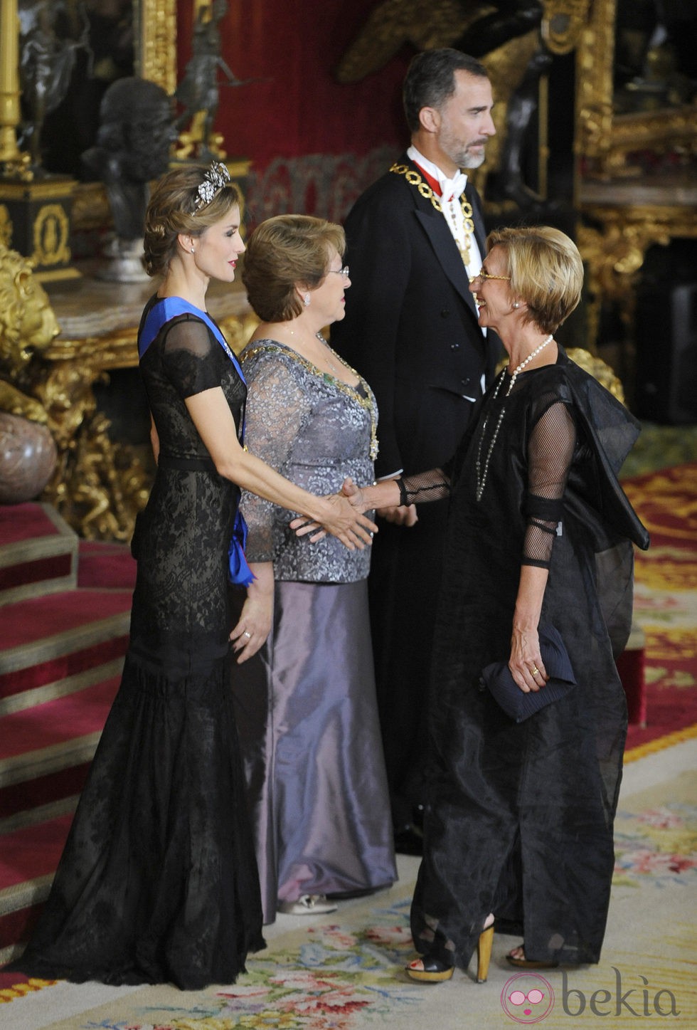 Rosa Díez saludando a los Reyes Felipe y Letizia y a Michelle Bachelet en la cena de gala