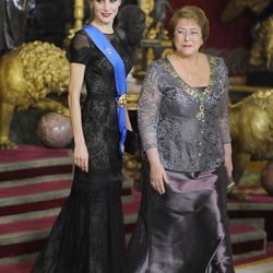 La Reina Letizia y Michelle Bachelet en la cena de gala ofrecida en honor de la Presidenta de Chile