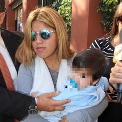 Chabelita Pantoja con su hijo Alberto Isla en brazos llegando a una comisaría de Sevilla