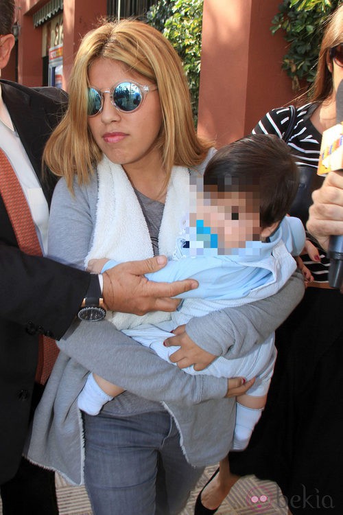 Chabelita Pantoja con su hijo Alberto Isla en brazos llegando a una comisaría de Sevilla