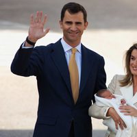 Los Príncipes Felipe y Letizia presentando a la salida del hospital a la Infanta Leonor