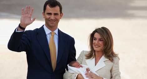 Los Príncipes Felipe y Letizia presentando a la salida del hospital a la Infanta Leonor