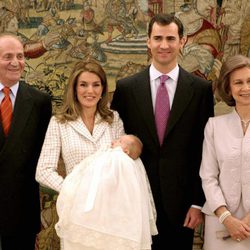 Los Reyes Juan Carlos y Sofía y los Príncipes Felipe y Letizia con la Infanta Leonor en su bautizo