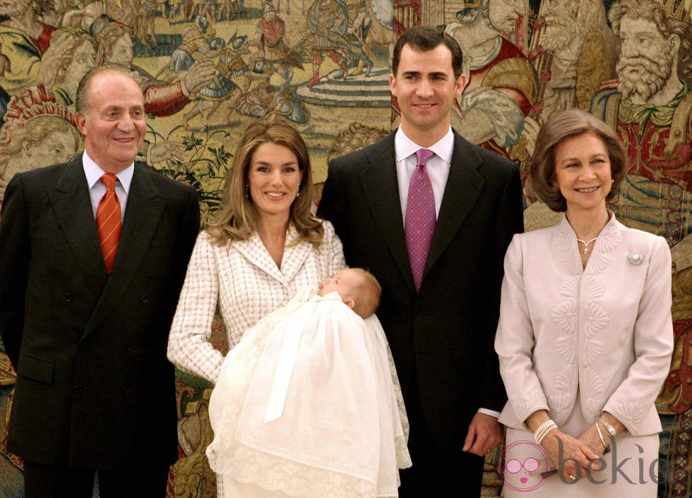 Los Reyes Juan Carlos y Sofía y los Príncipes Felipe y Letizia con la Infanta Leonor en su bautizo