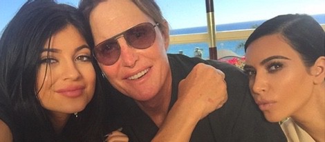 Bruce Jenner celebra su 65º cumpleaños con sus hijas