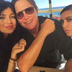 Bruce Jenner celebra su 65º cumpleaños con sus hijas