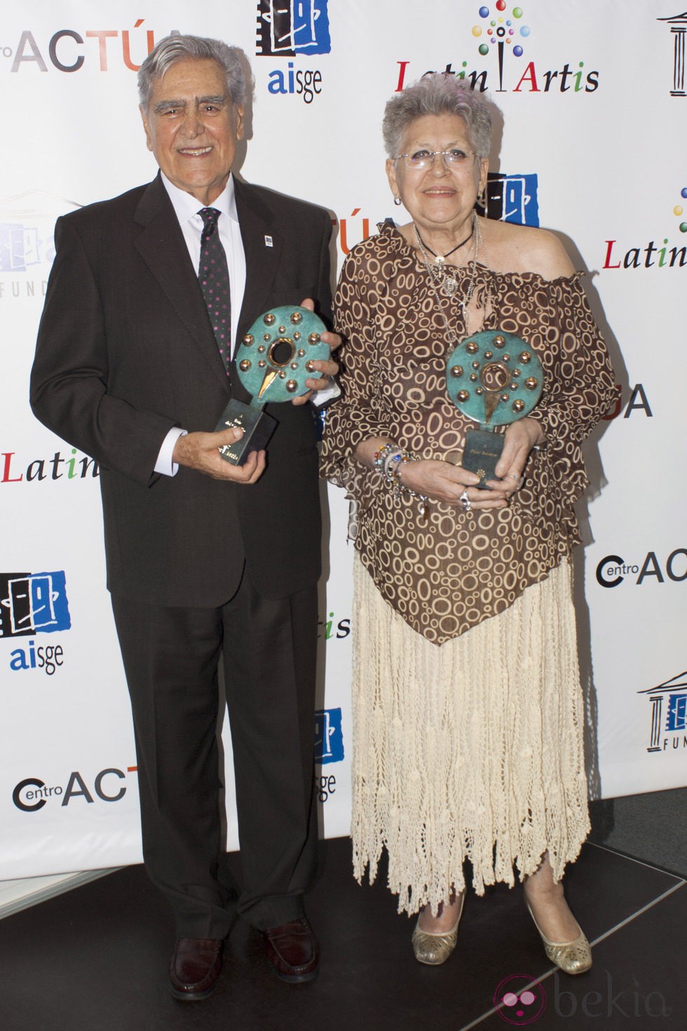 Pilar Bardem y Eric del Castillo reciben los Premios Latin Artis 2014