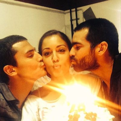 Hiba Abouk sopla las velas de sus 28 cumpleaños con Álex González y Rubén Cortada
