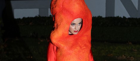 Katy Perry disfrazada de Cheetos en una fiesta de Halloween