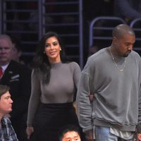 Kim Kardashian y Kanye West en un partido de Los Lakers