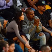 Kim Kardashian enseña la faja en un partido de Los Lakers al que acudió con Kanye West