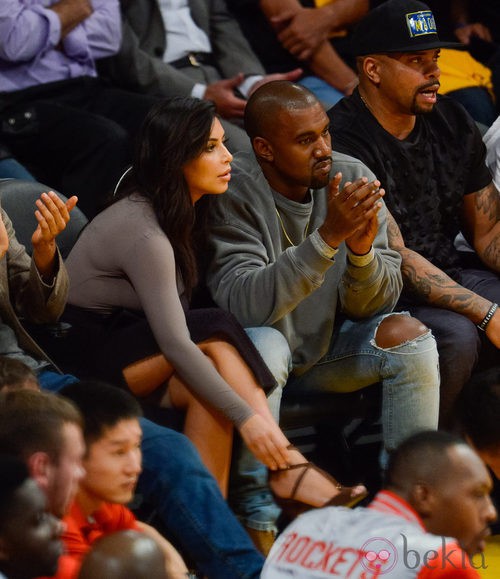 Kim Kardashian enseña la faja en un partido de Los Lakers al que acudió con Kanye West