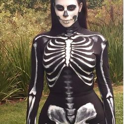 Kim Kardashian disfrazada de esqueleto en Halloween 2014