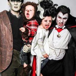 Neil Patrick Harris, David Burtka y sus hijos disfrazados de monstruos en Halloween 2013