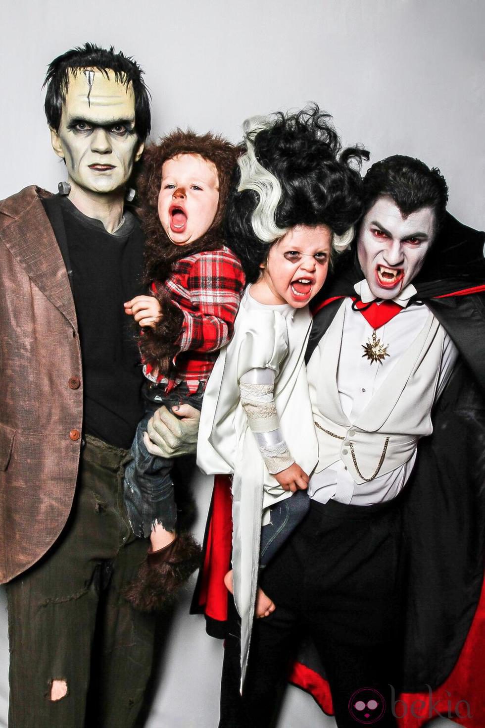 Neil Patrick Harris, David Burtka y sus hijos disfrazados de monstruos en Halloween 2013