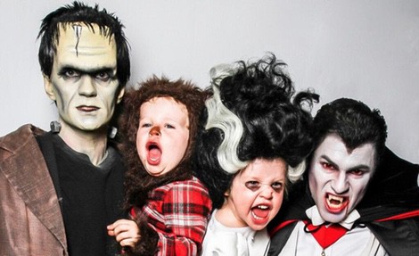 Neil Patrick Harris, David Burtka y sus hijos disfrazados de monstruos en Halloween 2013
