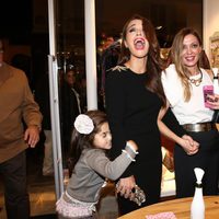 Paula Echevarría con su hija abrazada a la cintura junto a su amiga Alicia Hernández