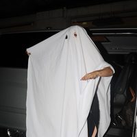 Lady Gaga improvisa un disfraz de fantasma en Halloween 2014