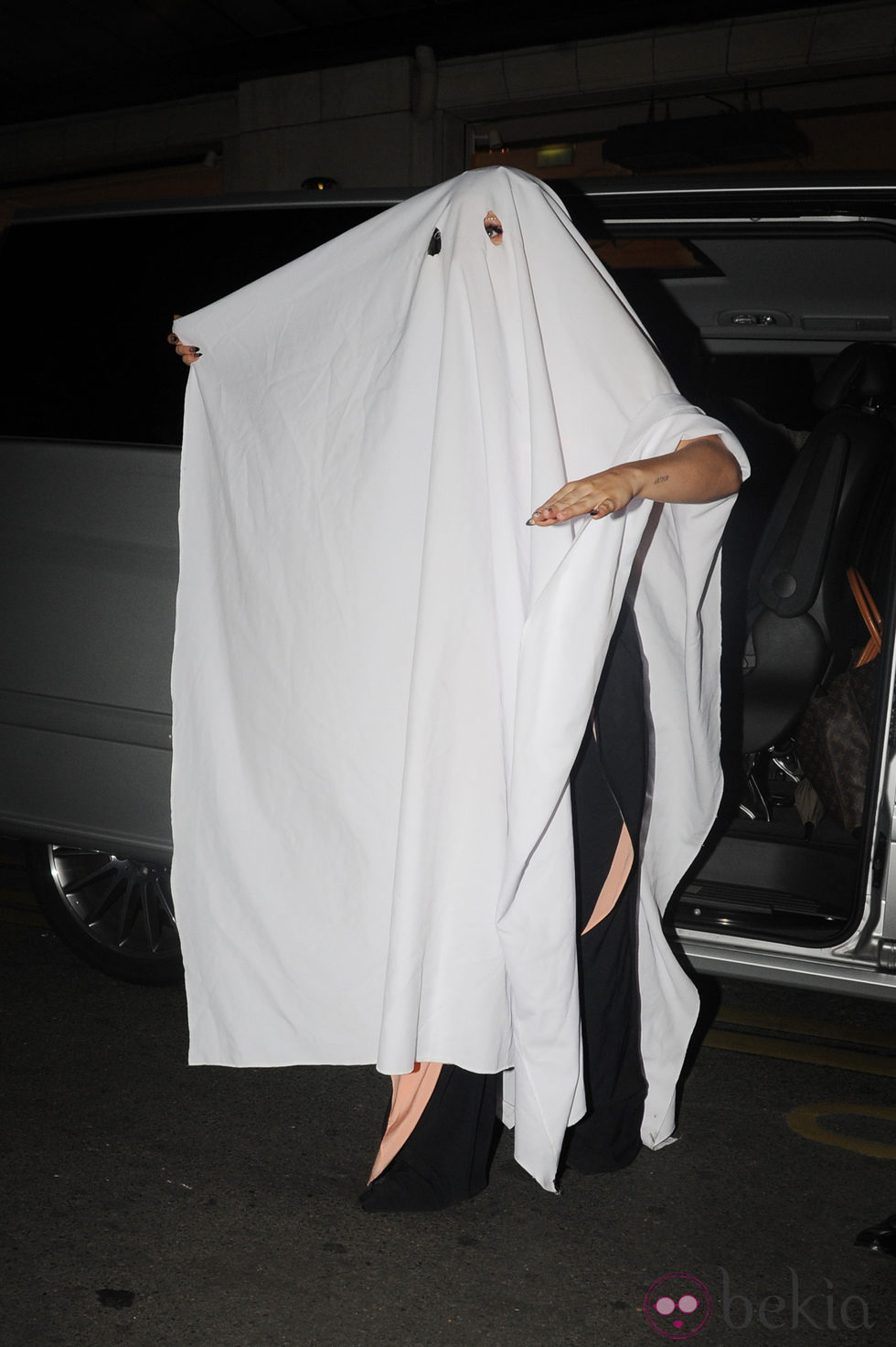 Lady Gaga improvisa un disfraz de fantasma en Halloween 2014
