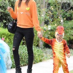 Alessandra Ambrosio asiste a una fiesta de Halloween 2014 con su familia