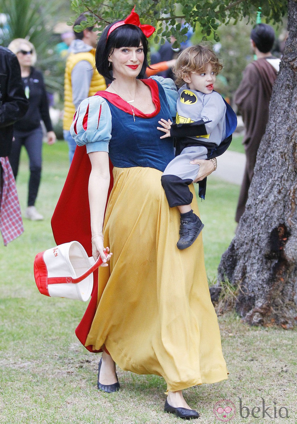 Molly Sims disfruta Halloween 2014 con su hijo