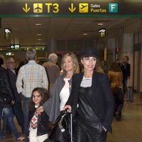 Paula Echevarría con su hija y su madre tras volver de París