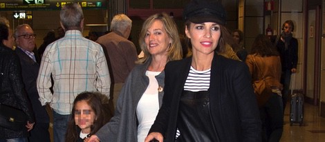 Paula Echevarría con su hija y su madre tras volver de París