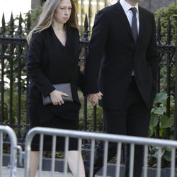 Chelsea Clinton y Marc Mezvinsky en el funeral de Oscar de la Renta en Nueva York