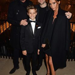 Romeo Beckham junto a sus padres, Victoria y David Beckham, en la premiere de la campaña navideña de Burberry 2014