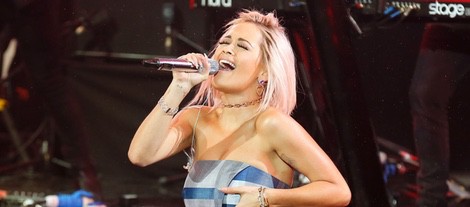 Rita Ora en concierto tras encender las luces navideñas de Londres