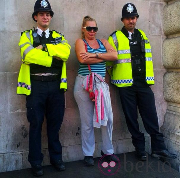 Belén Esteban con dos policías en Londres