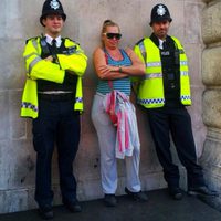 Belén Esteban con dos policías en Londres