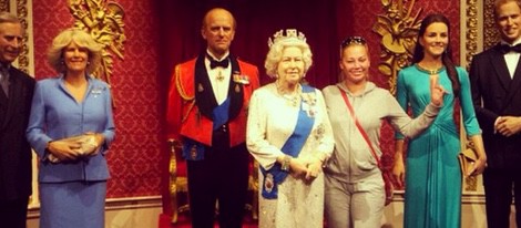 Belén Esteban con la Familia Real Británica de cera